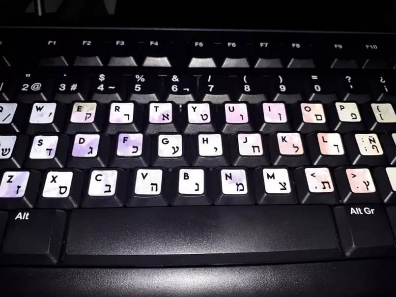 teclado de PC con letras en hebreo